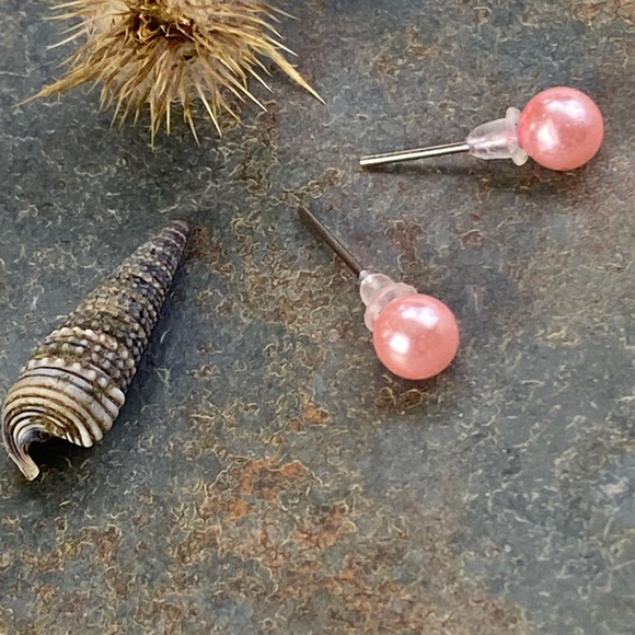 🎈Sale 🎈2 for $10 NWOT spring baby pink faux Pearl small ball post earrings - Picture 4 of 6